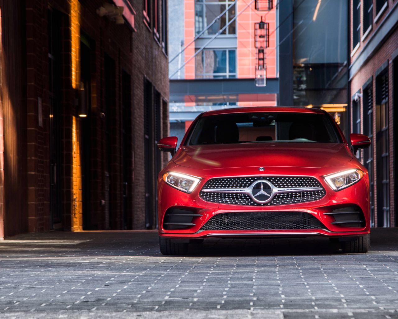 Красный автомобиль Mercedes-Benz CLS 450 AMG Line, 2019