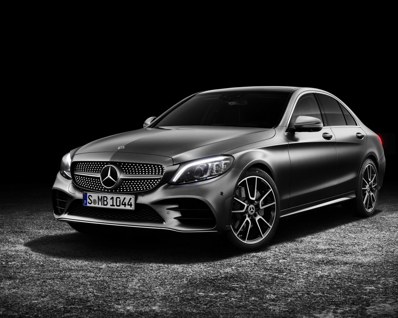 Серебристый автомобиль Mercedes-Benz C-Class 2019 года