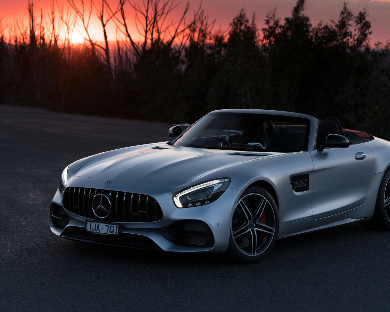 Серебристый кабриолет  Mercedes-AMG GT C Roadster, 2018 на закате