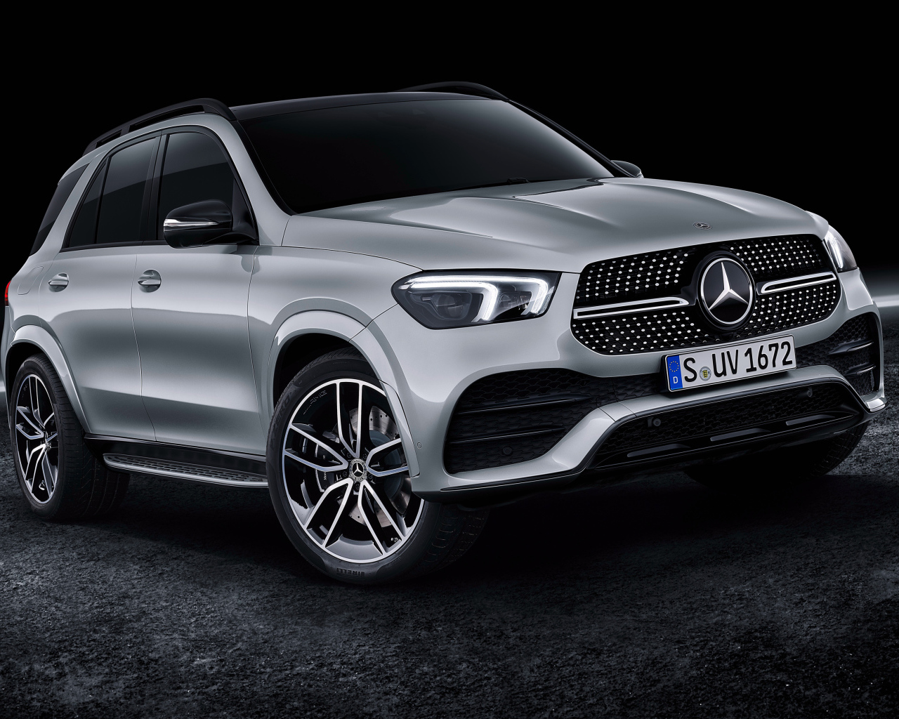 Серебристый Mercedes-Benz GLE 450 2019 года
