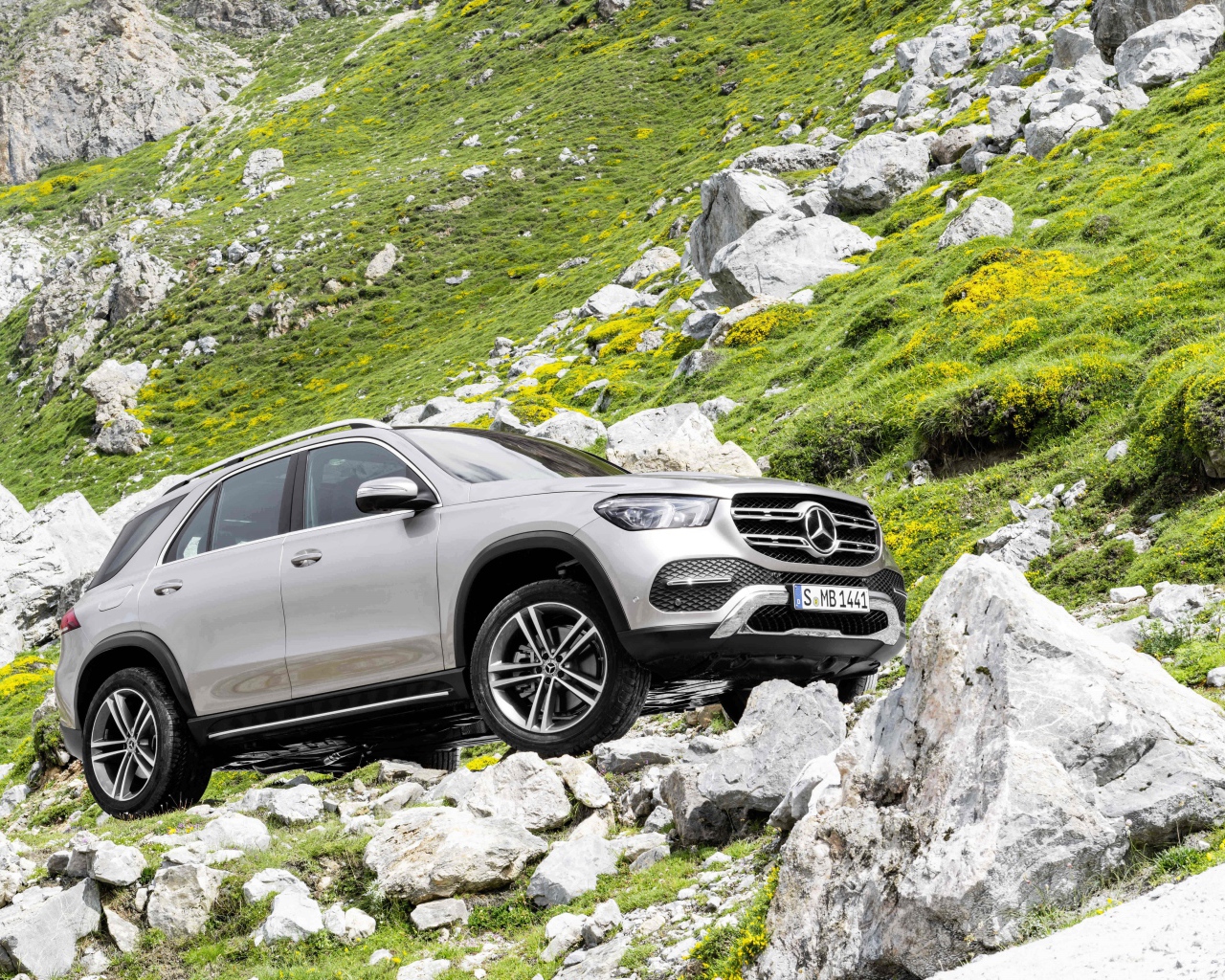 Серебристый внедорожник Mercedes-Benz GLE, 2019 в горах 