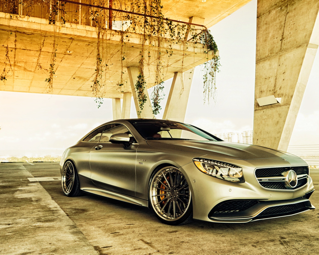 Серебристый автомобиль Mercedes-Benz S-Class