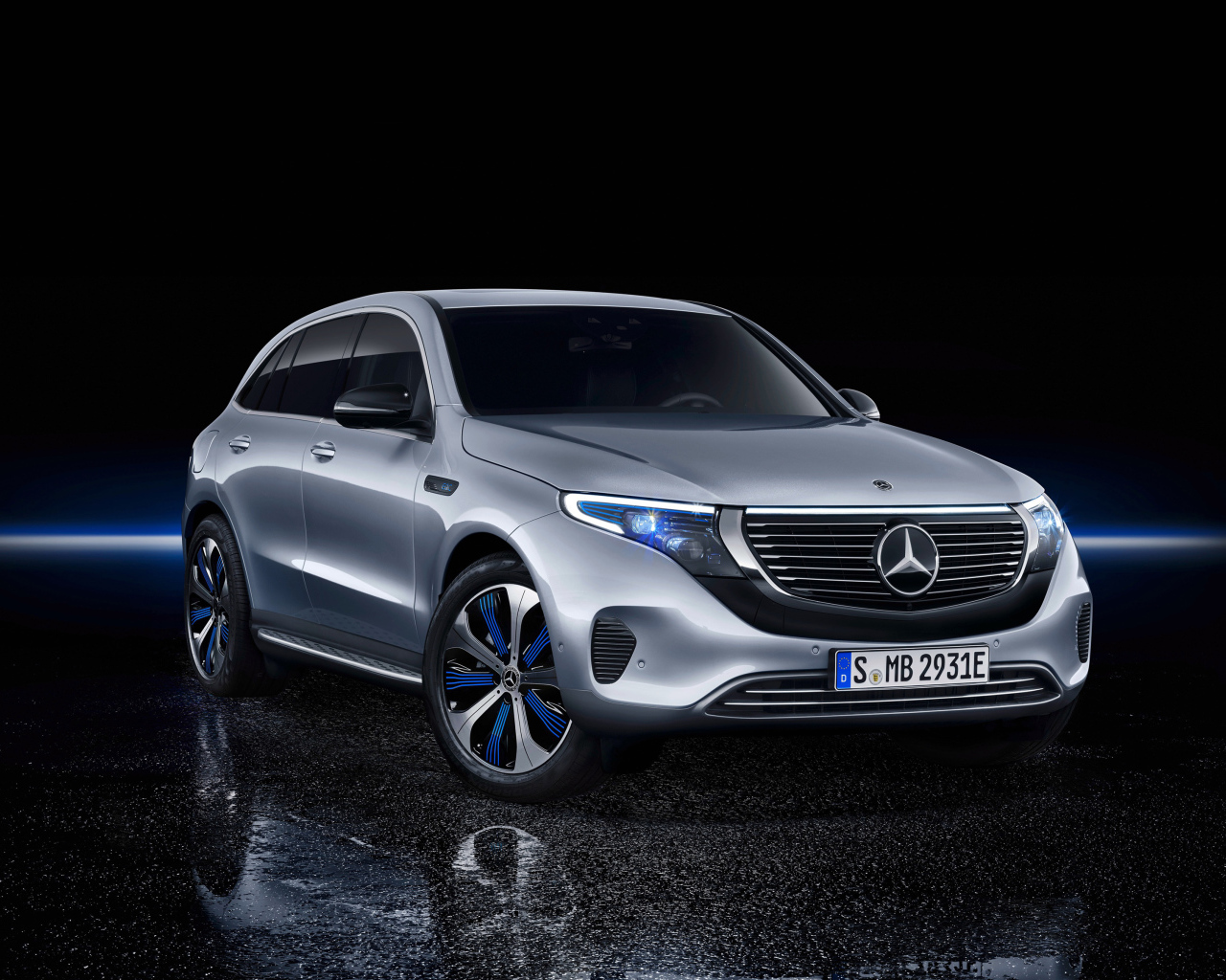 Серебристый автомобиль Mercedes EQC400, 2018 года