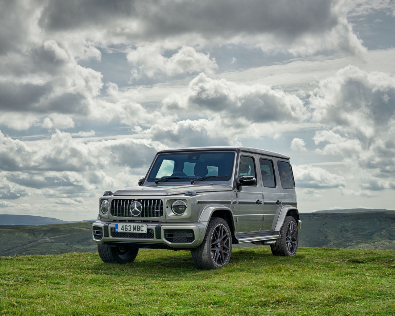 Серебристый автомобиль внедорожник Mercedes-AMG G 63, 2018