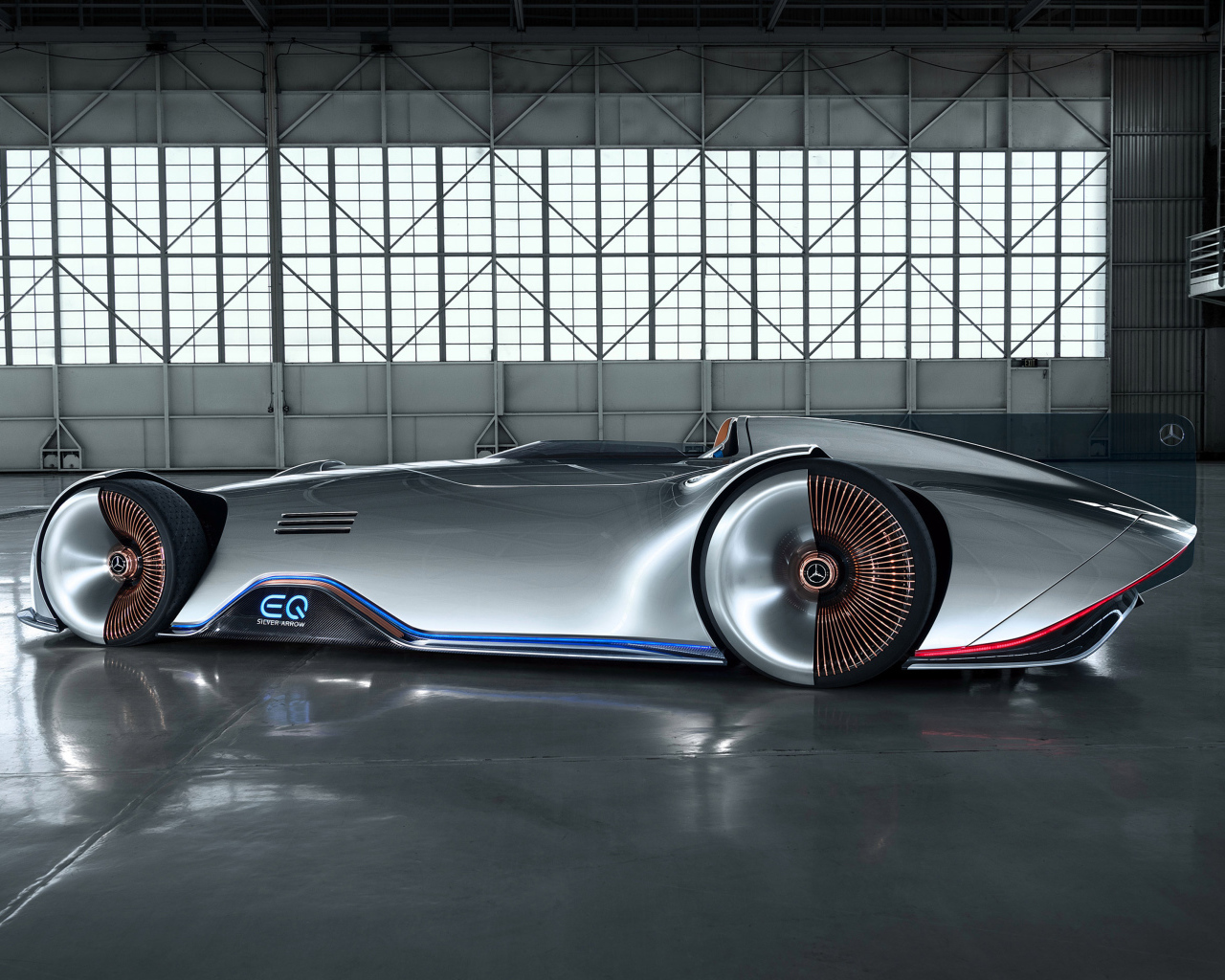 Серебристый футуристический автомобиль Mercedes-Benz Vision EQ 2018