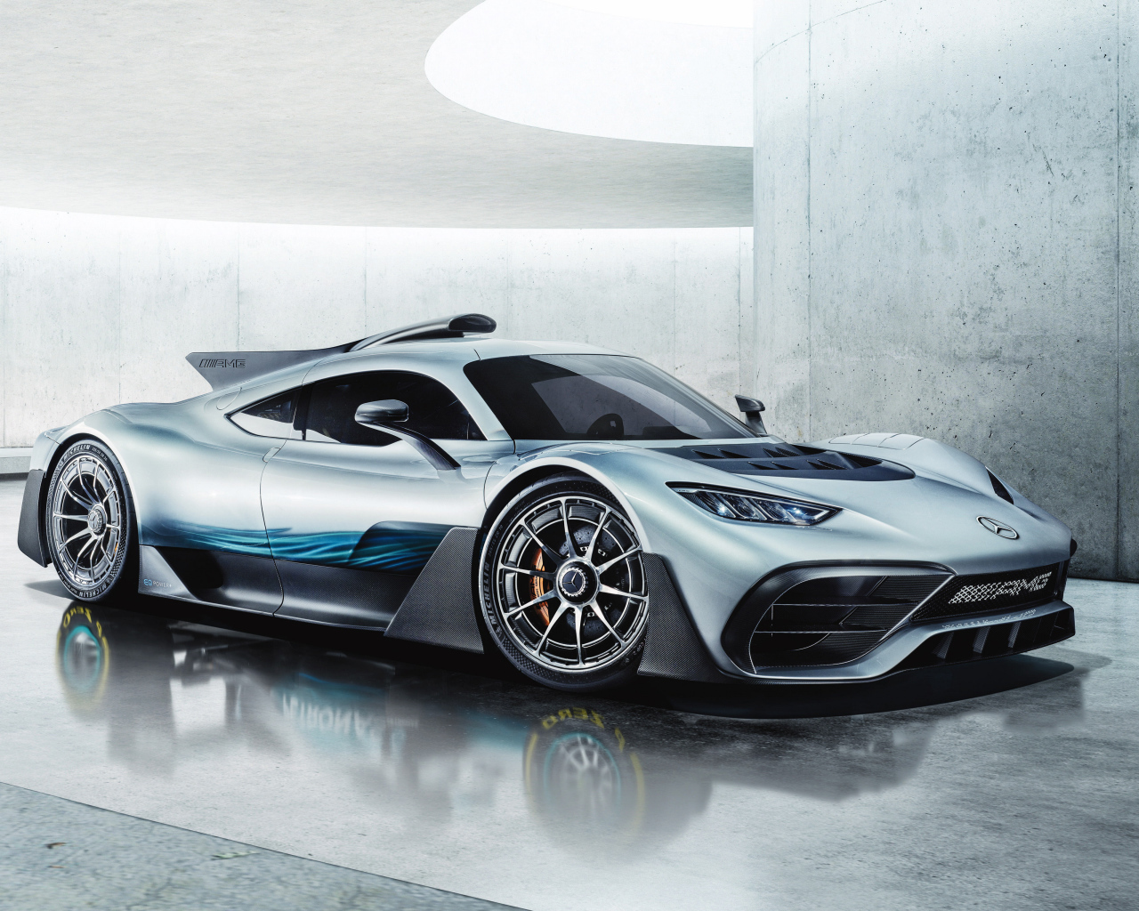 Серебристый спортивный автомобиль Mercedes-AMG Project One, 2018
