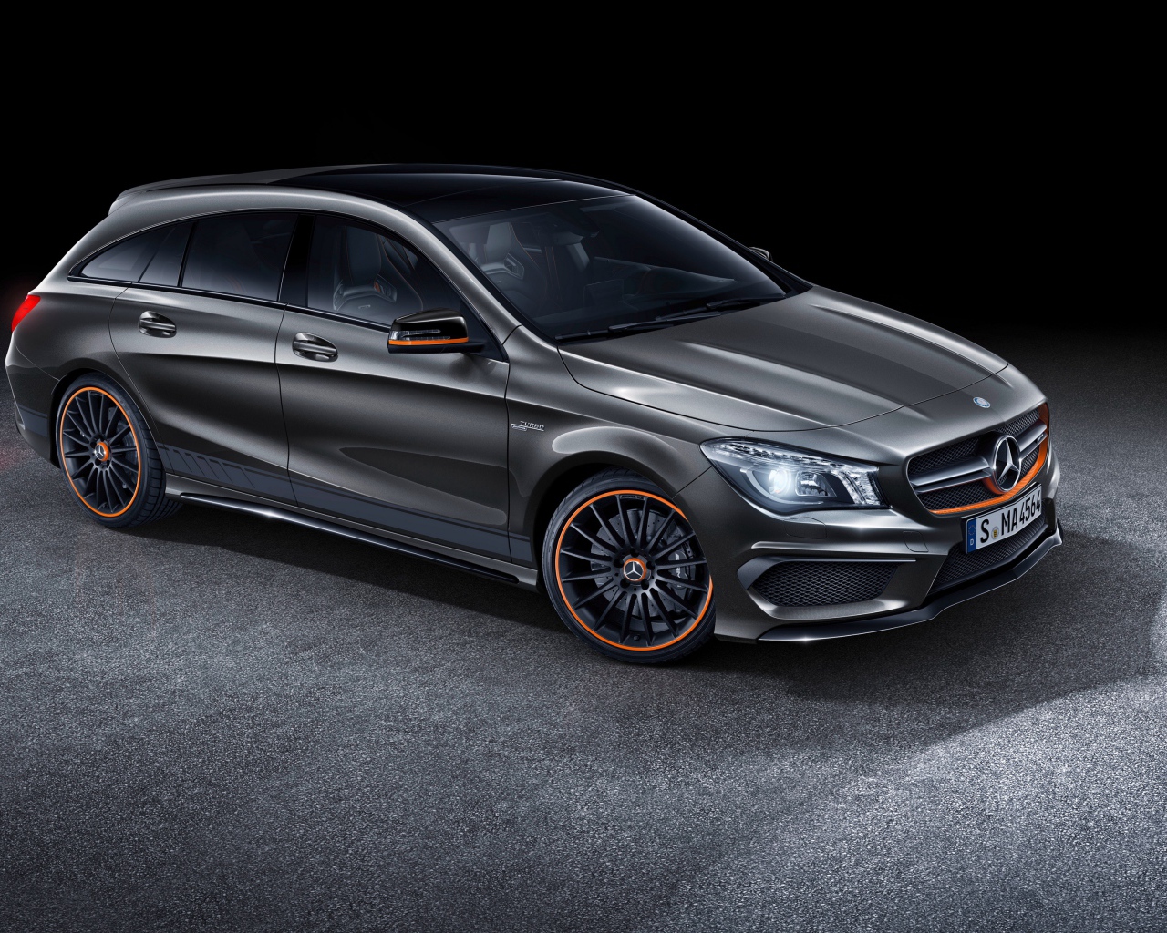 Серебристый стильный автомобиль Mercedes CLA Shooting Brake