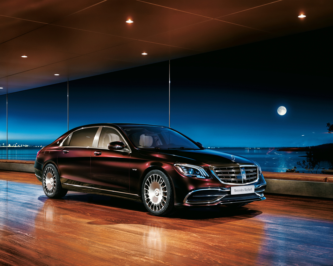 Стильный черный автомобиль Mercedes Benz S 650, 2018 года