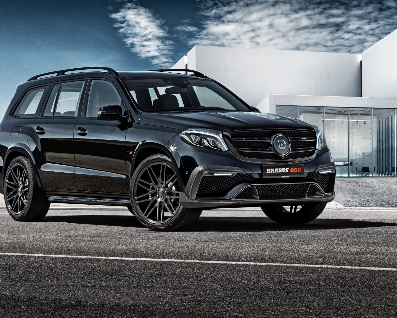 Стильный черный внедорожник Mercedes-Benz GL-Class