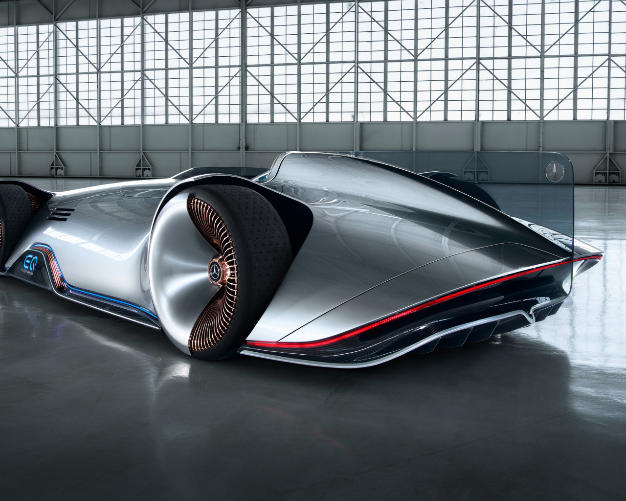 Суперкар Mercedes Benz Vision EQ Silver Arrow в ангаре