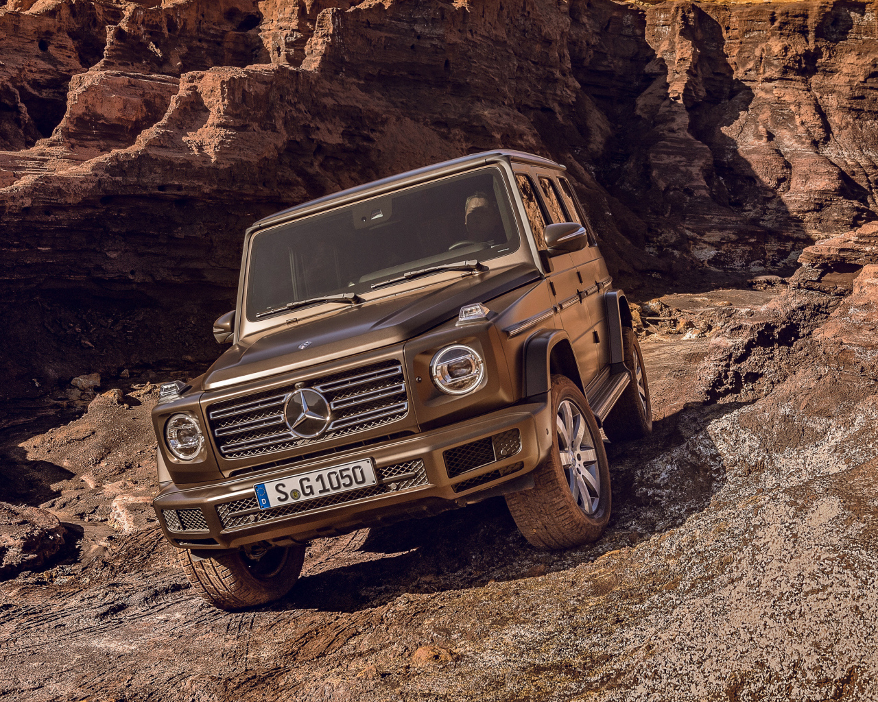 Большой дорогой автомобиль Mercedes Benz G 500, 2018 в горах