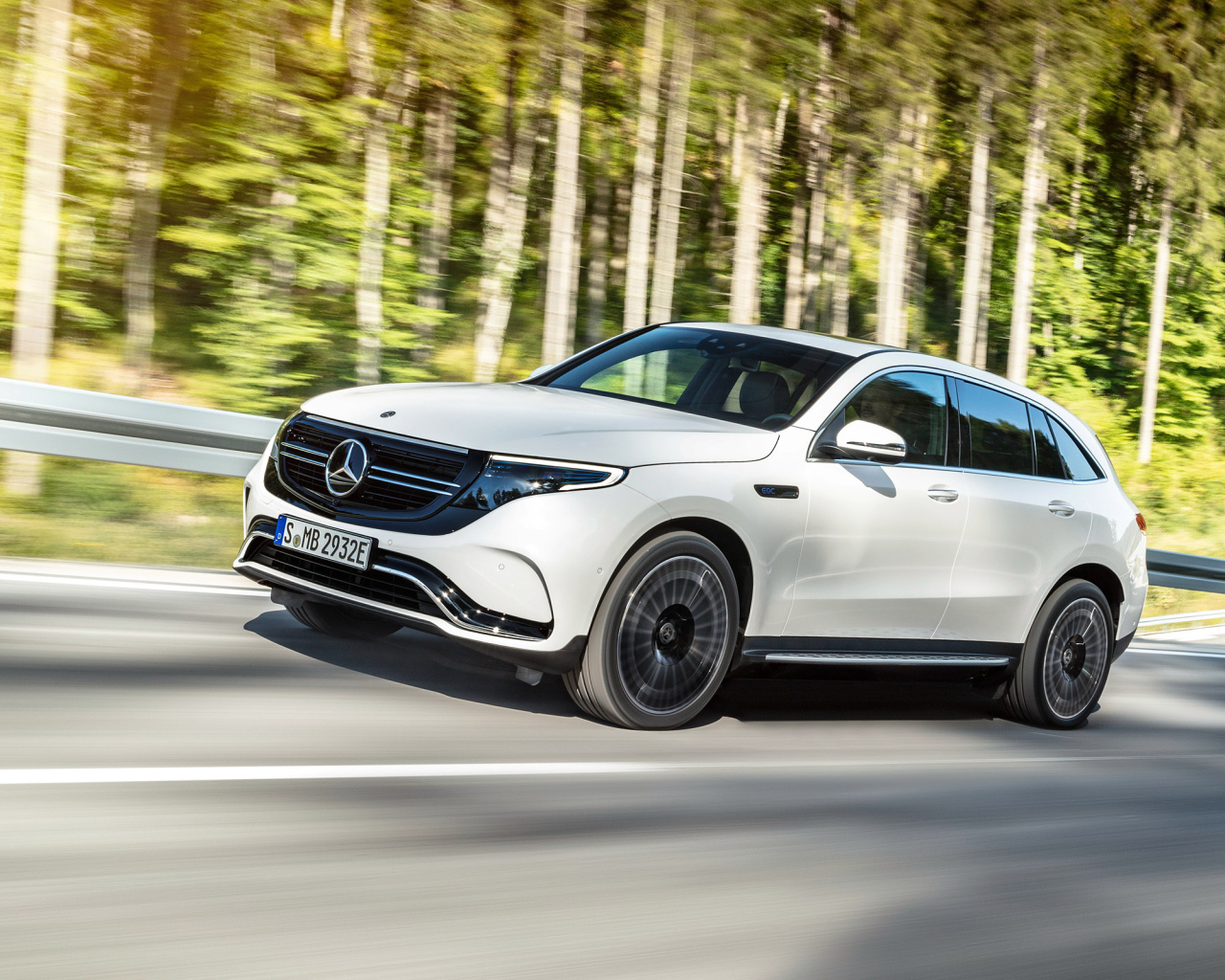 Белый внедорожник Mercedes-Benz EQC, 2020 года на трассе