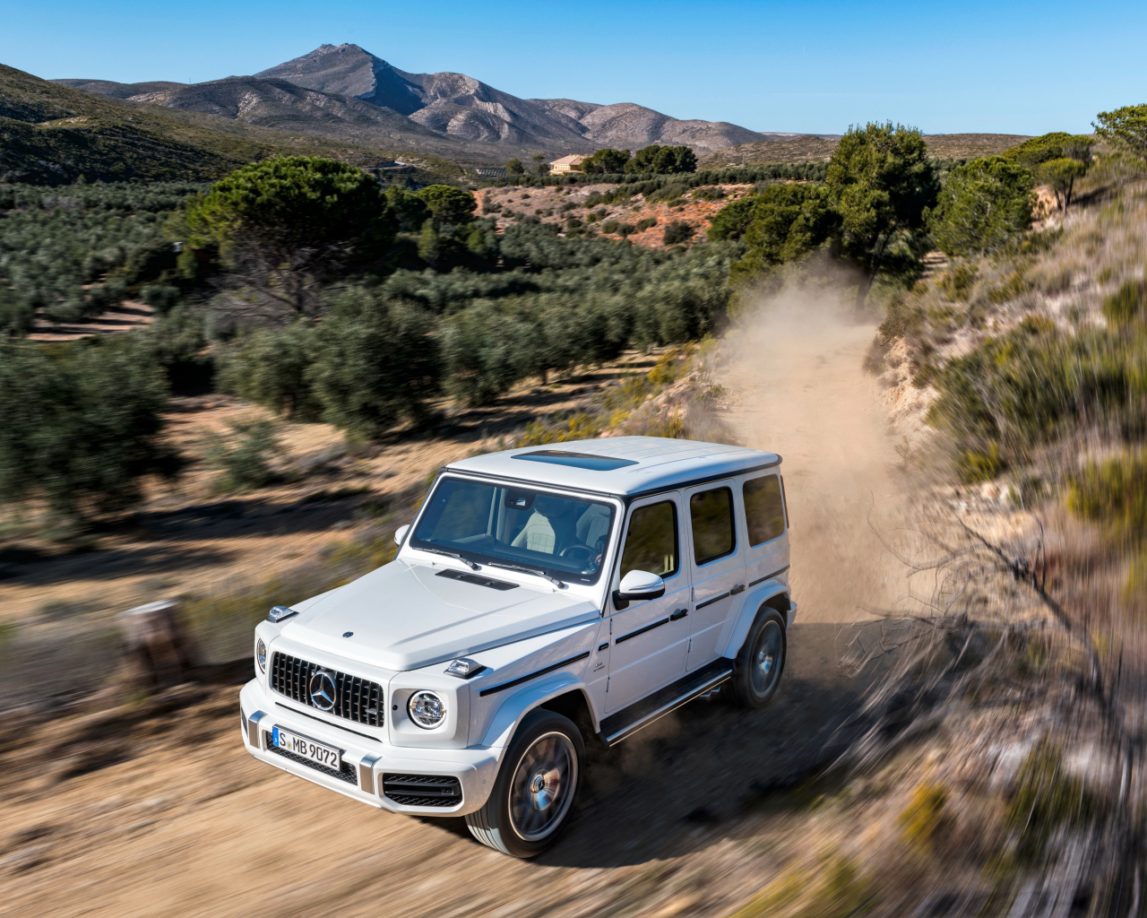 Белый внедорожник Mercedes AMG G 63 2018 года