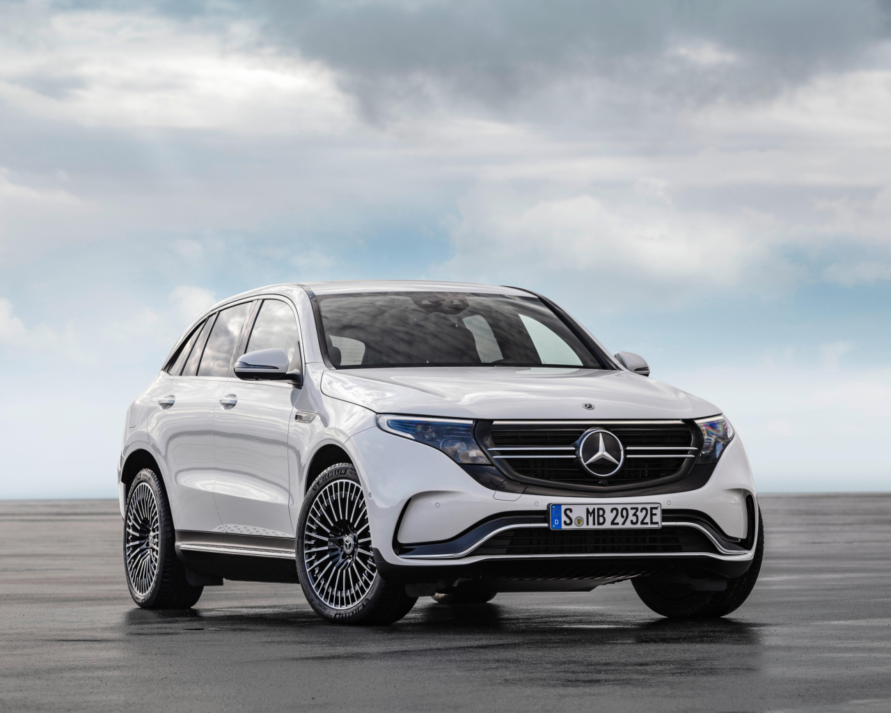 Белый автомобиль Mercedes-Benz EQC, 2020 года на фоне неба