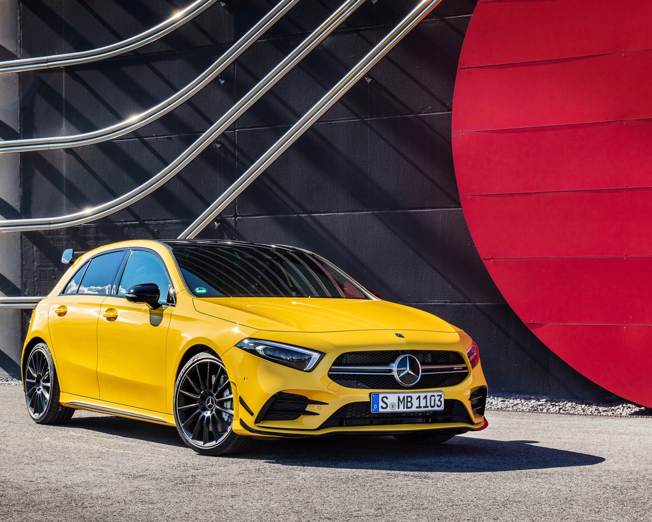 Желтый автомобиль Mercedes-AMG A35, 2019 года