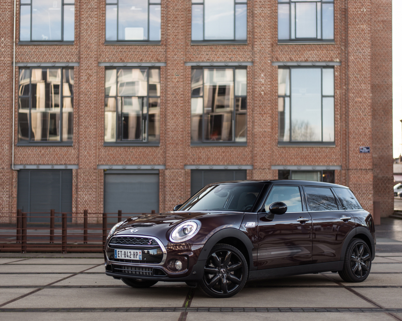 Бордовый компактный автомобиль MINI Cooper S, 2018