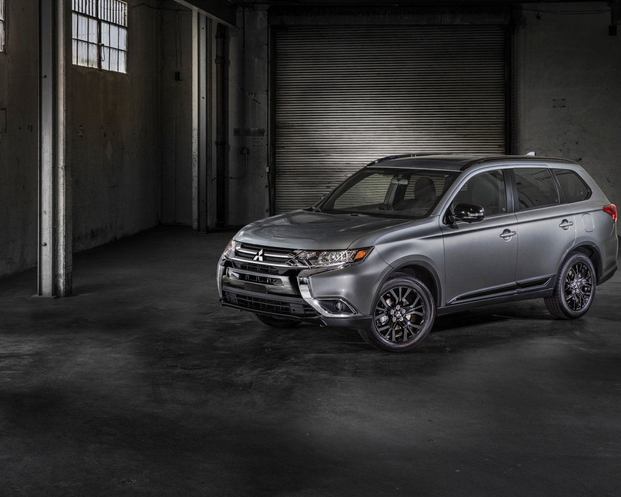 Серебристый внедорожник Mitsubishi Outlander, 2018