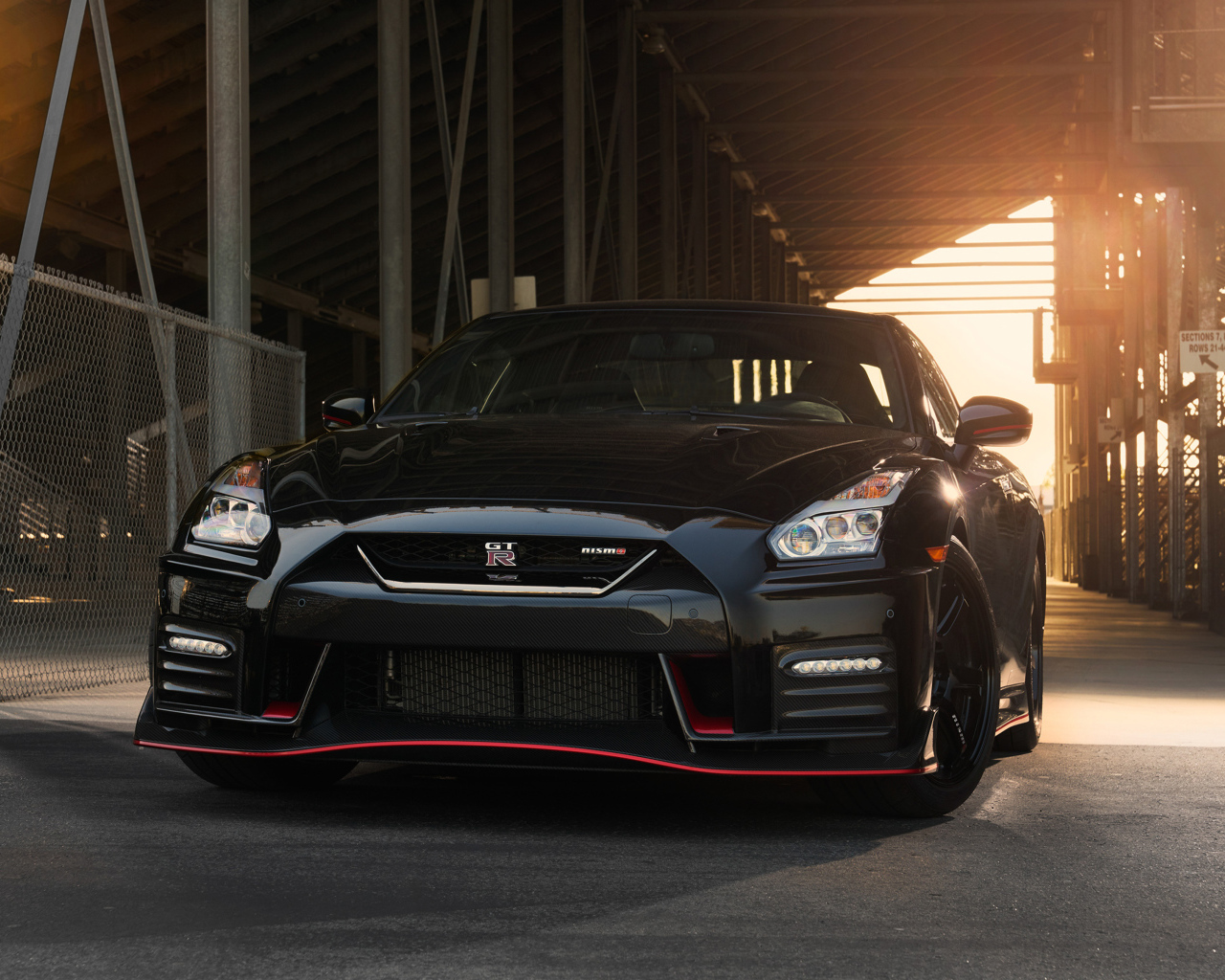 Черный автомобиль Nissan GT R Nismo, 2018 года