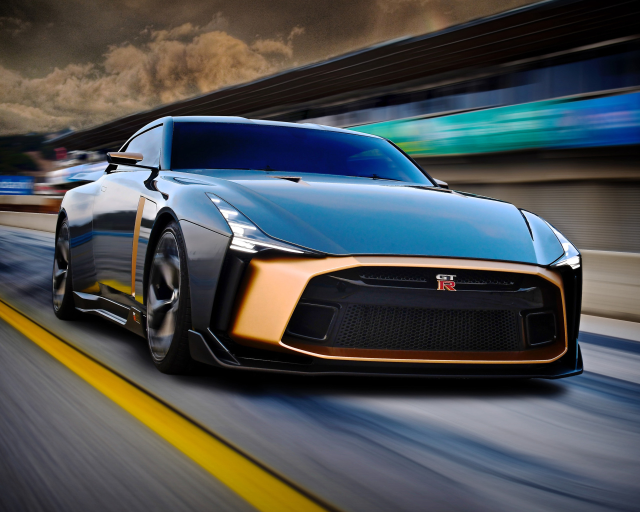 Черный спортивный автомобиль Nissan GT-R50 2018 года на трассе