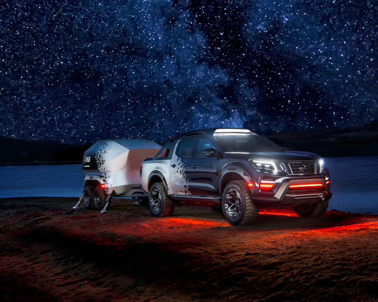 Автомобиль Nissan Navara 2018 года под звездным небом 