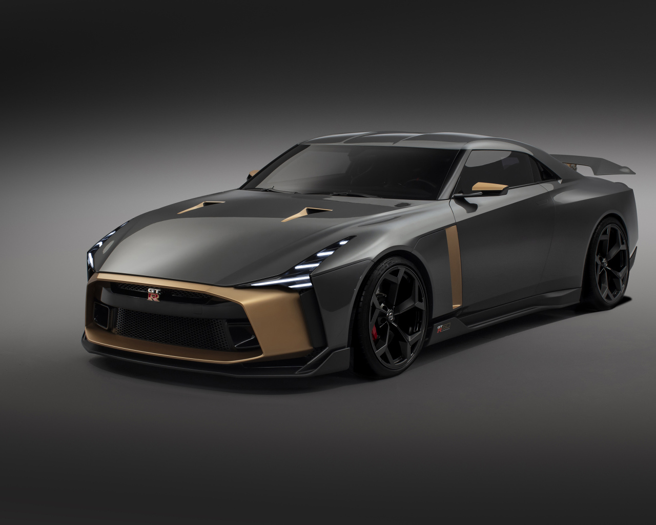 Автомобиль Nissan GT-R50 2018 года на сером фоне