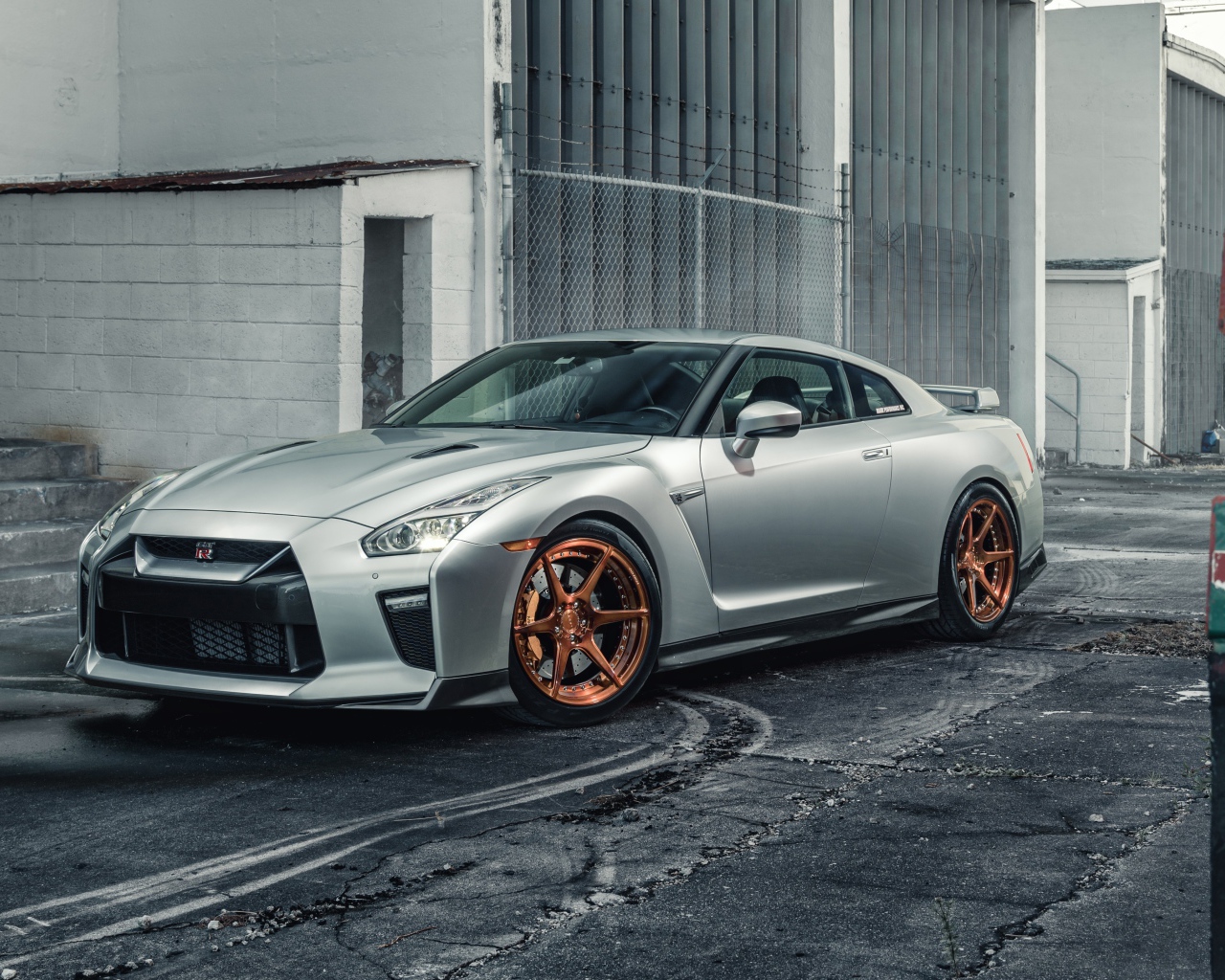 Серебристый автомобиль Nissan GTR