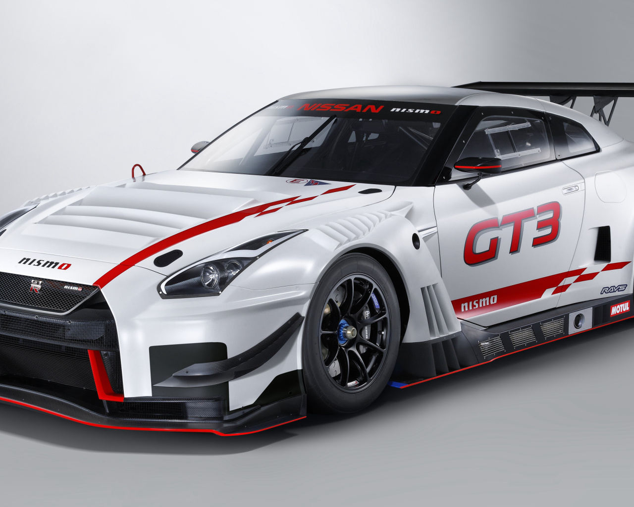 Спортивный автомобиль Nissan GT-R Nismo GT3, 2018 на сером фоне