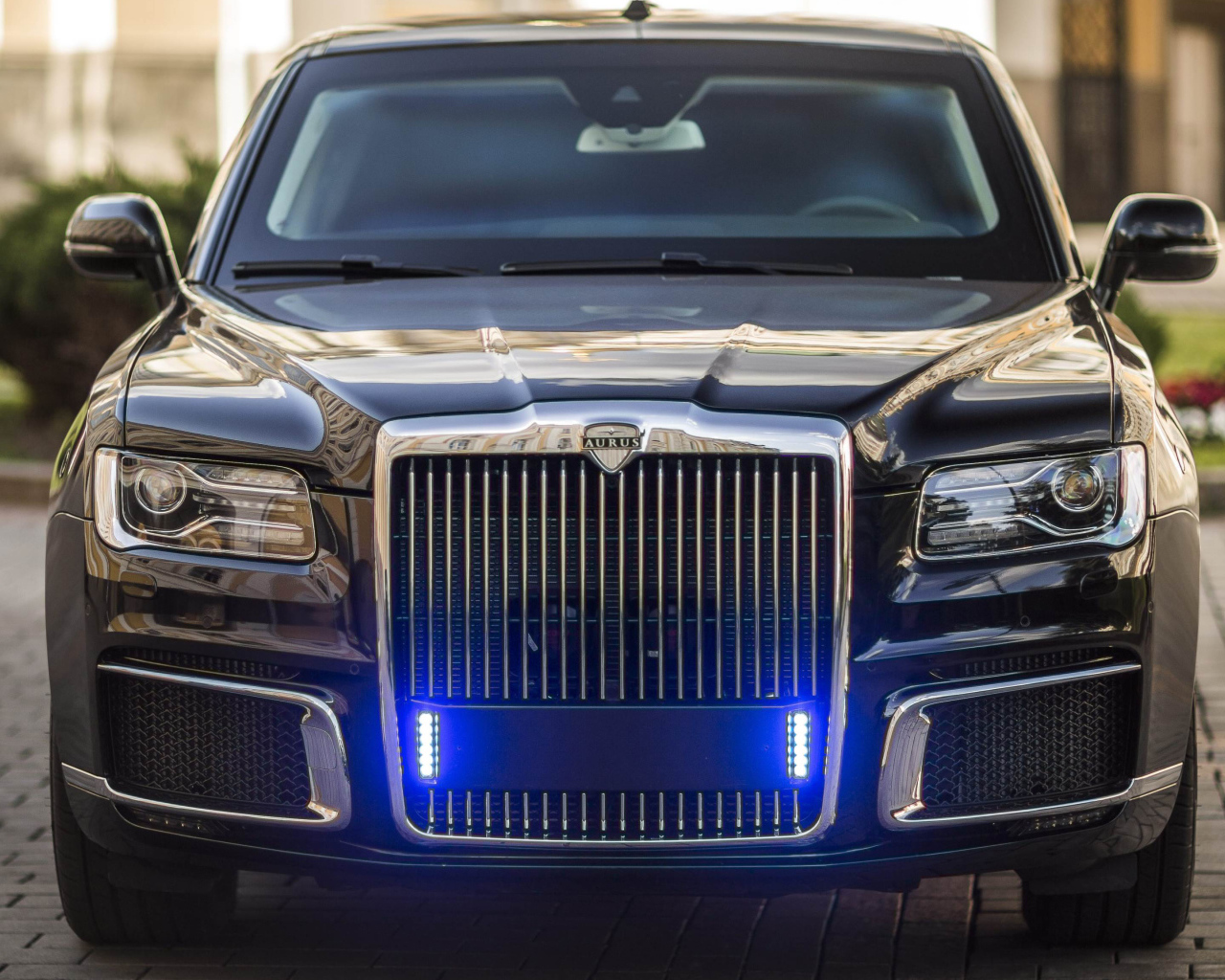 Черный стильный автомобиль Aurus Sena 2018 года вид спереди