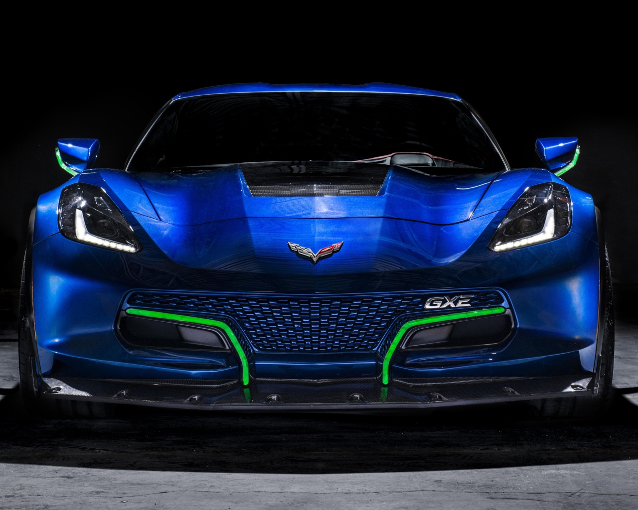 Синий спортивный автомобиль Corvette Genovation GXE, вид спереди
