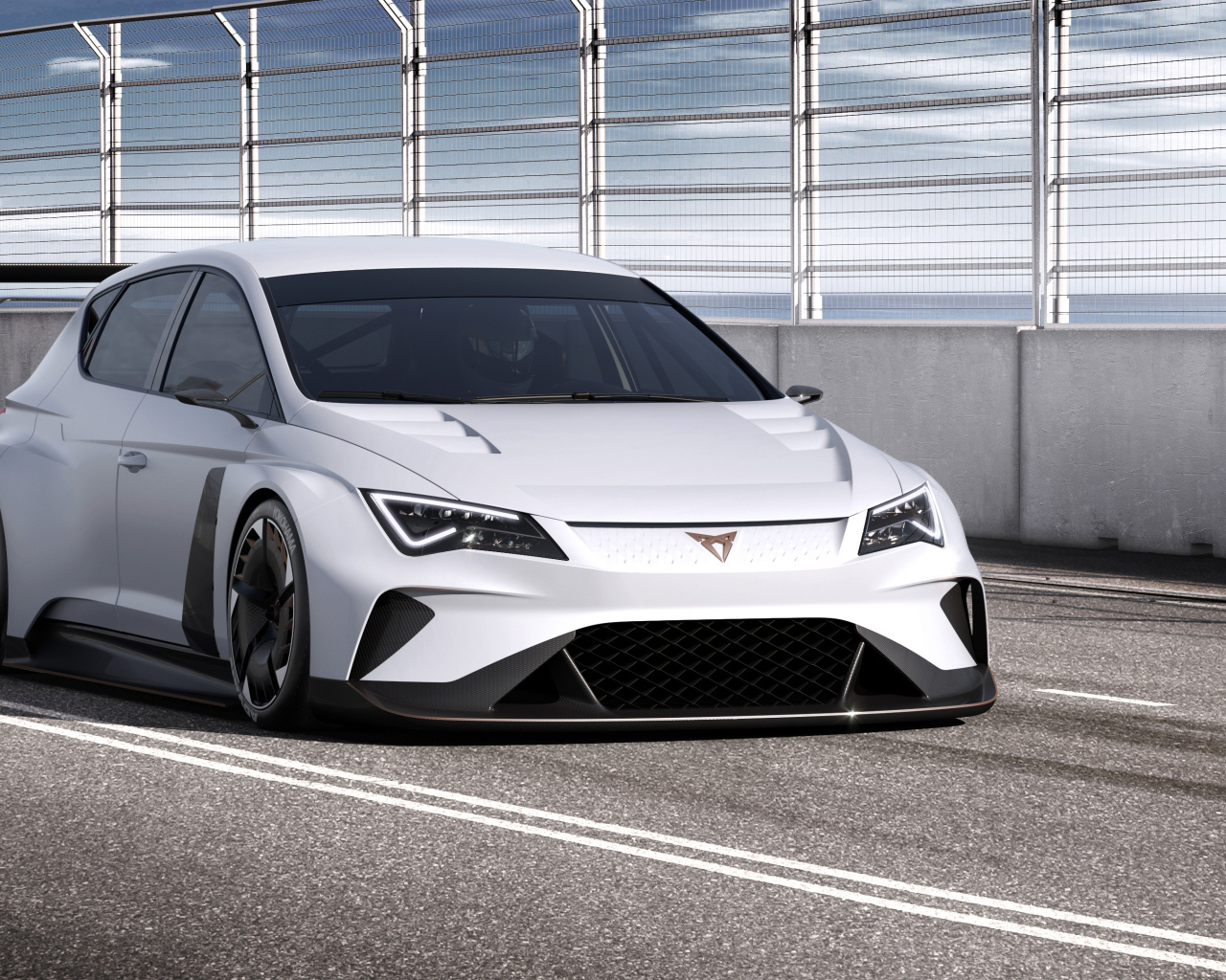 Автомобиль Cupra E Racer 2018 года на гоночной трассе