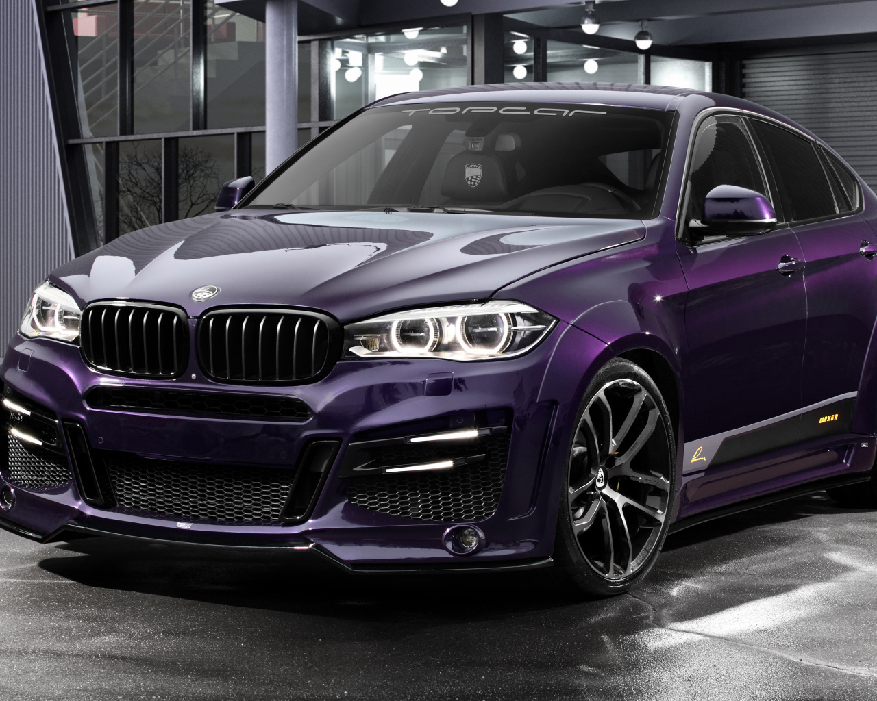 Автомобиль Lumma Design CLR X6R в гараже