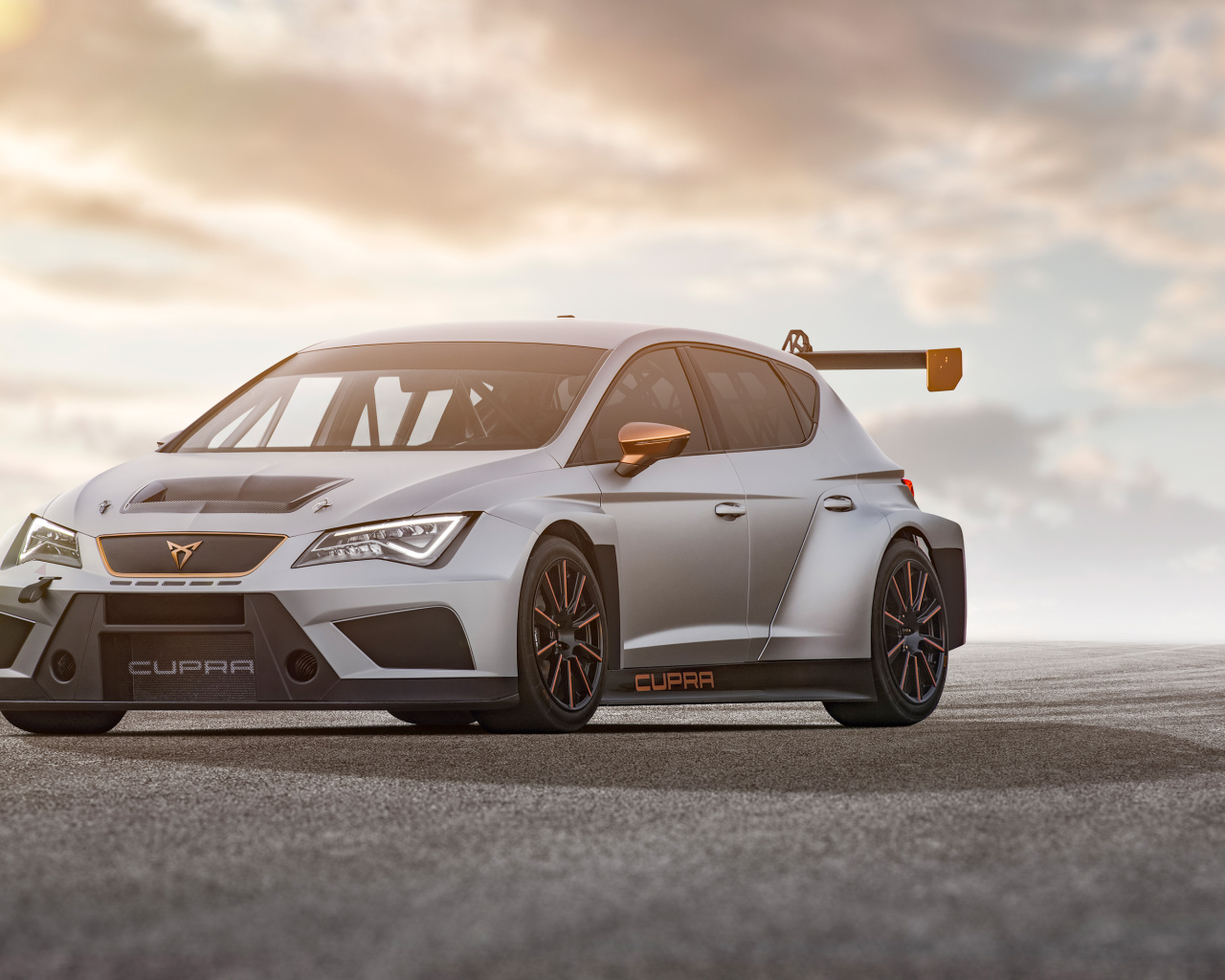 Серебристый автомобиль Cupra TCR 2018