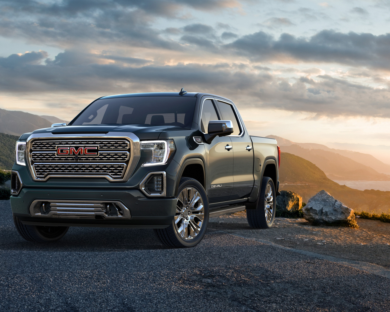 Серебристый автомобиль пикап GMC Sierra, 2019 года 