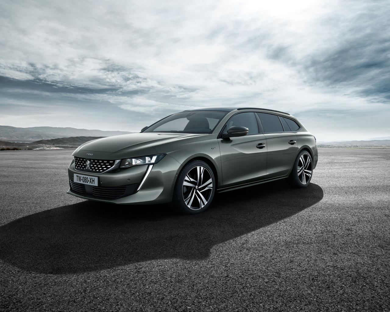 Автомобиль Peugeot 508 SW GT 2018 на фоне неба