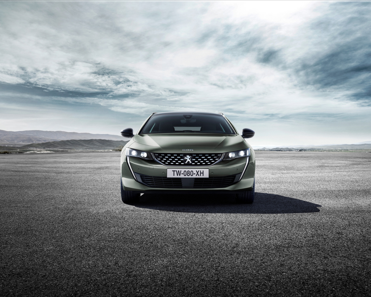 Автомобиль Peugeot 508 SW GT 2018 года вид спереди 