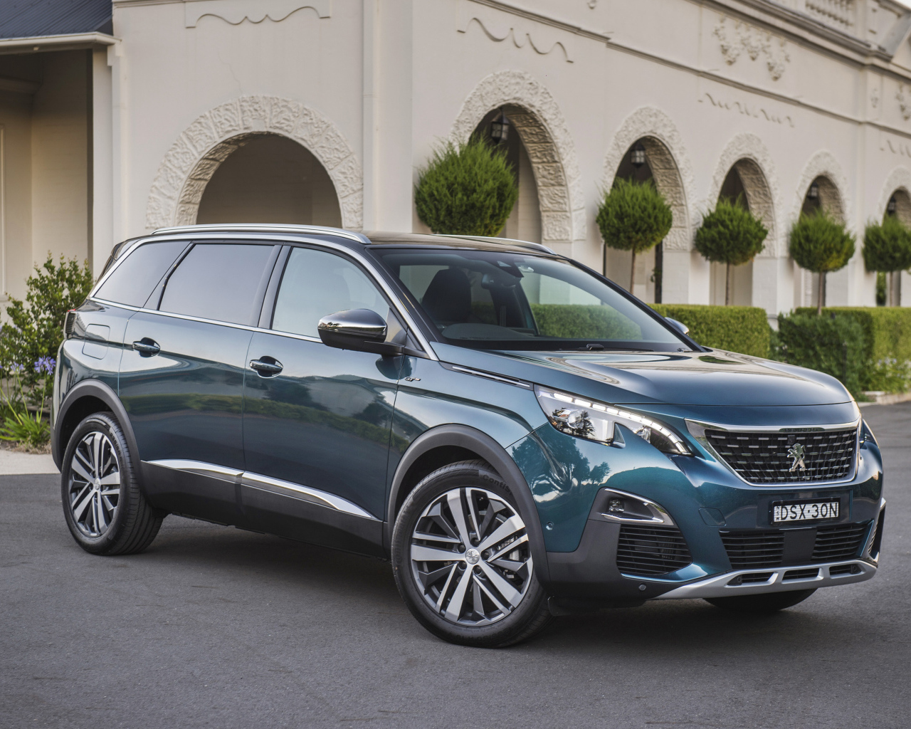 Peugeot 5008 GT, 2018 on the background of the building