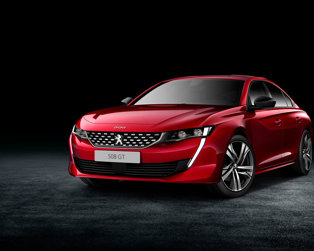 Красный стильный автомобиль Peugeot 508 GT на черном фоне