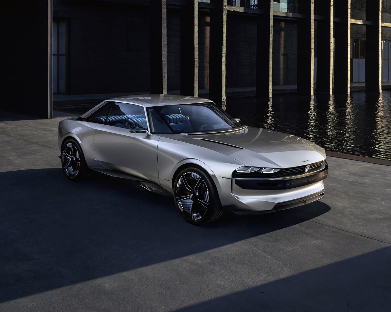 Стильный серебристый автомобиль Peugeot e-Legend Concept, 2018