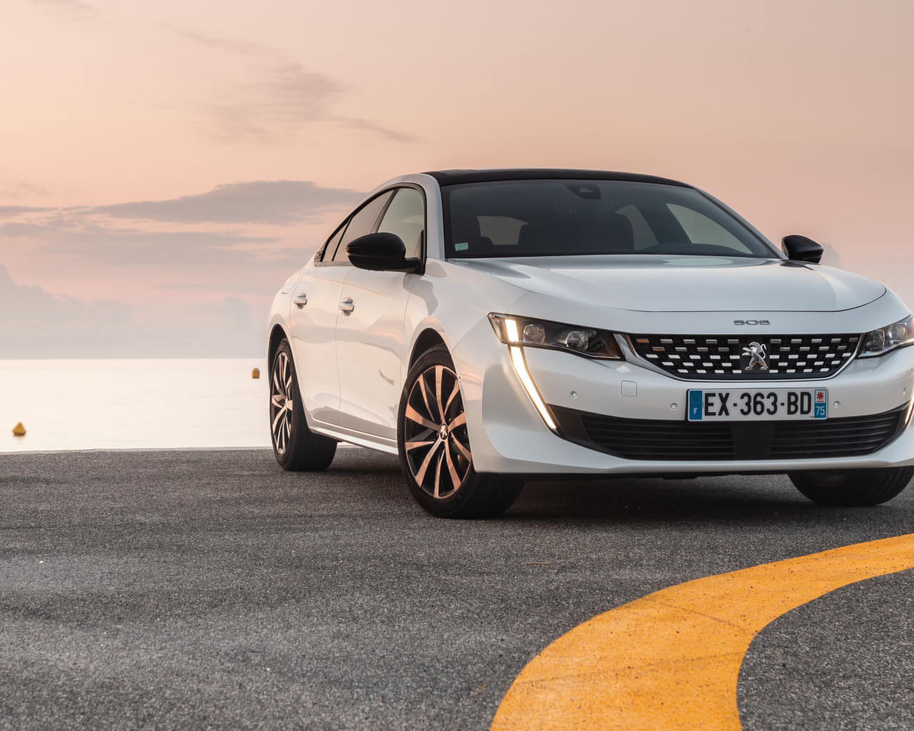 Белый автомобиль Peugeot 508 GT Line