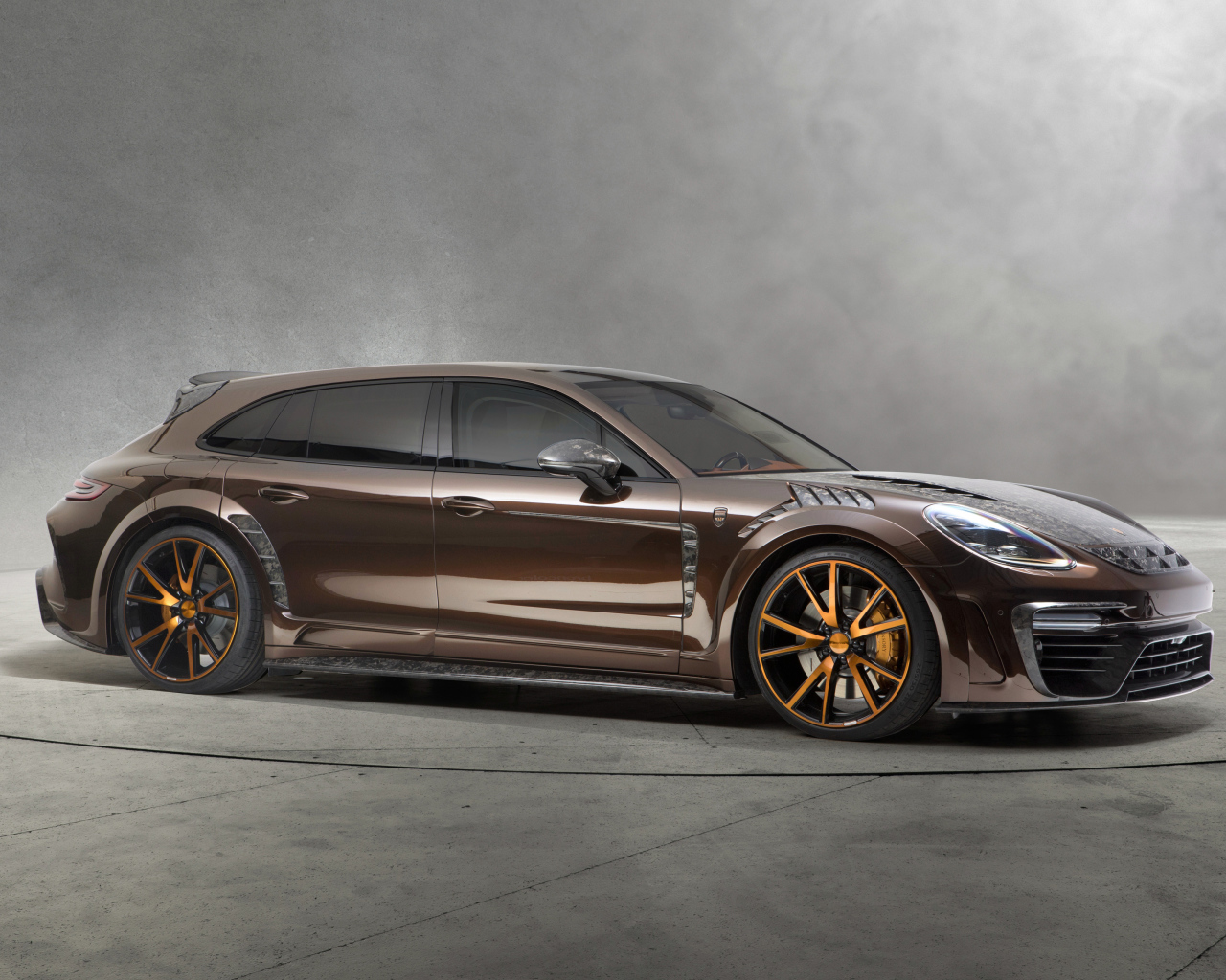 Коричневый автомобиль Porsche Panamera Sport Turismo