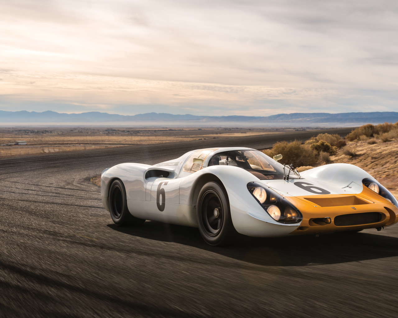 Гоночный автомобиль Porsche 908 на трассе