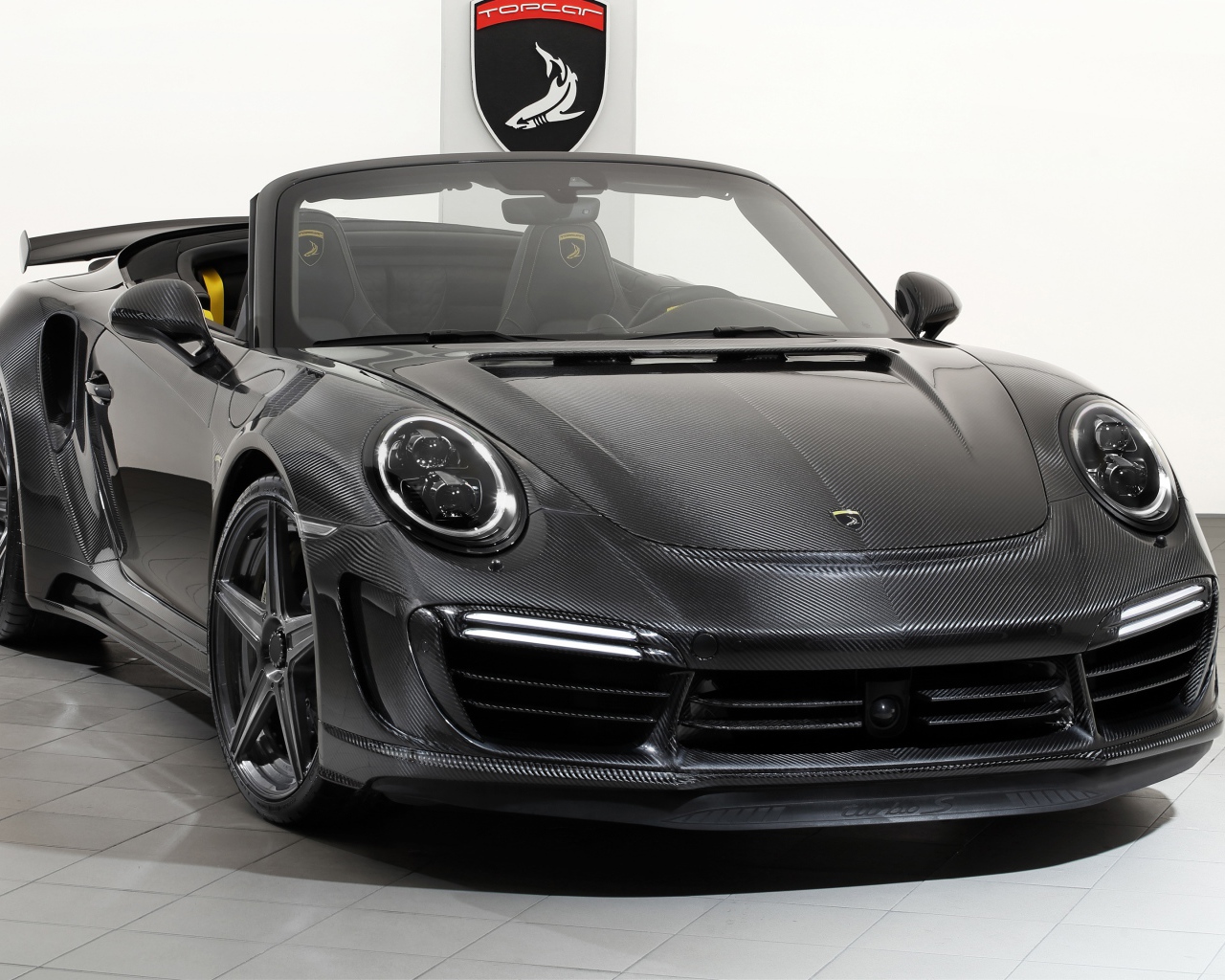 Серебристый кабриолет Porsche 911 Turbo