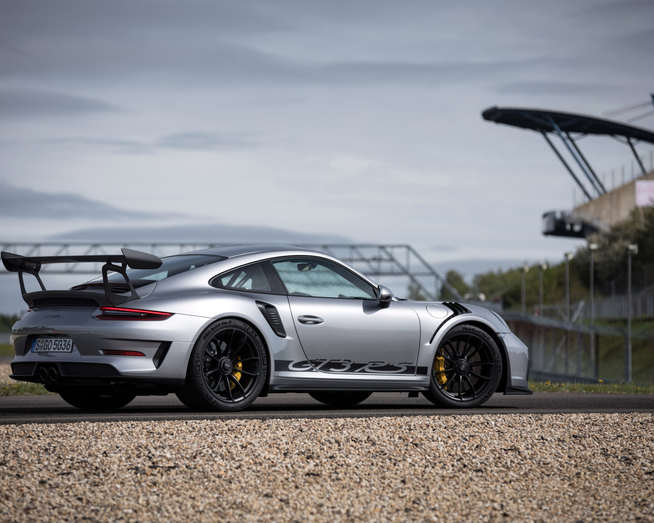 Спортивный автомобиль Porsche 911 GT3 RS, 2018 года вид сзади