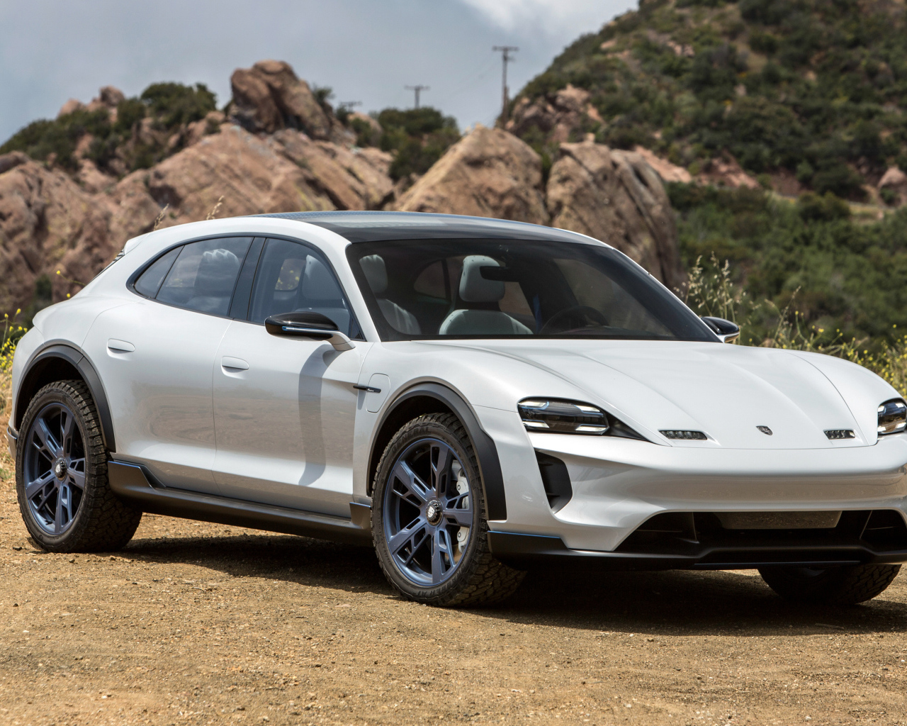 Белый автомобиль Porsche Mission E Cross Turismo 2018