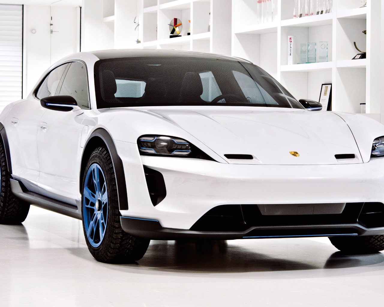 Белый автомобиль Porsche Mission E Cross Turismo, 2018,