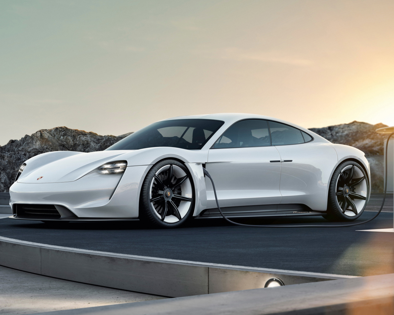 Белый спортивный автомобиль Porsche Mission E Concept