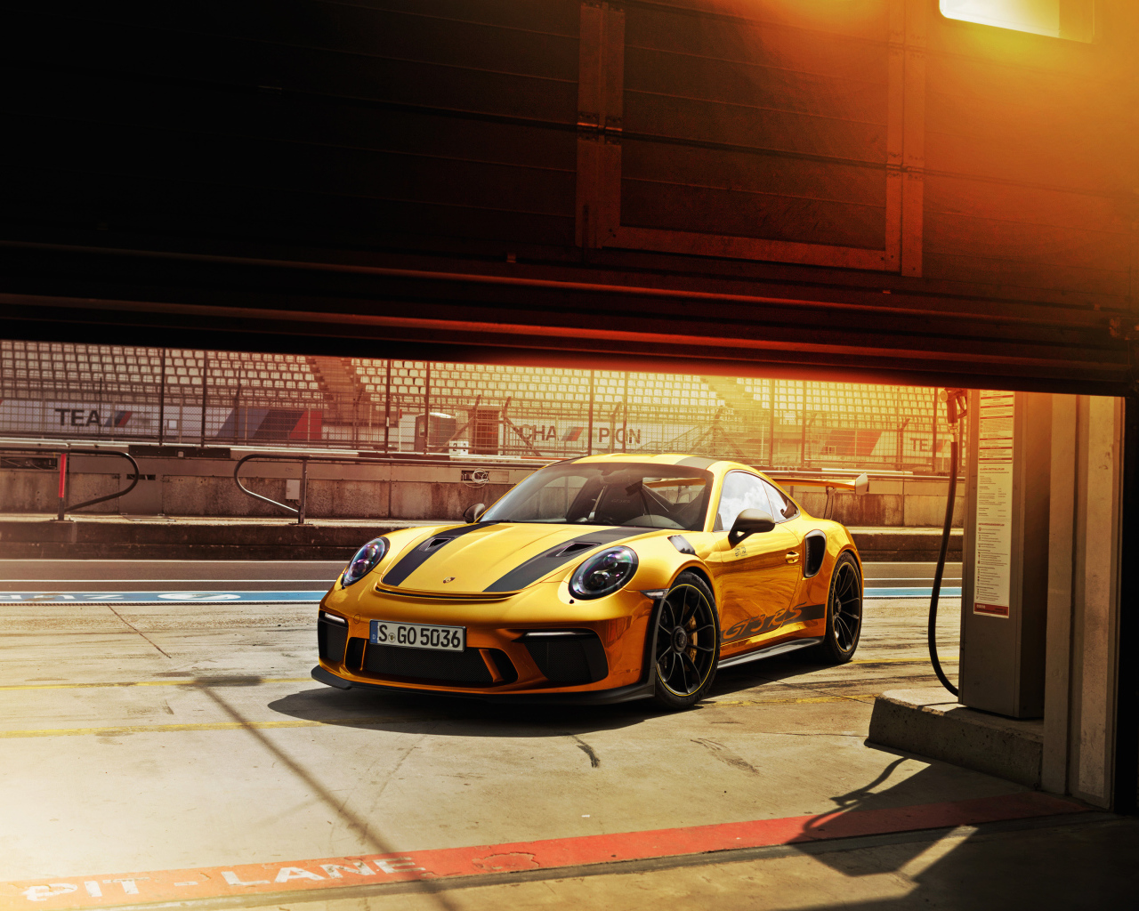 Желтый автомобиль Porsche 911 GT3 RS, 2018 года