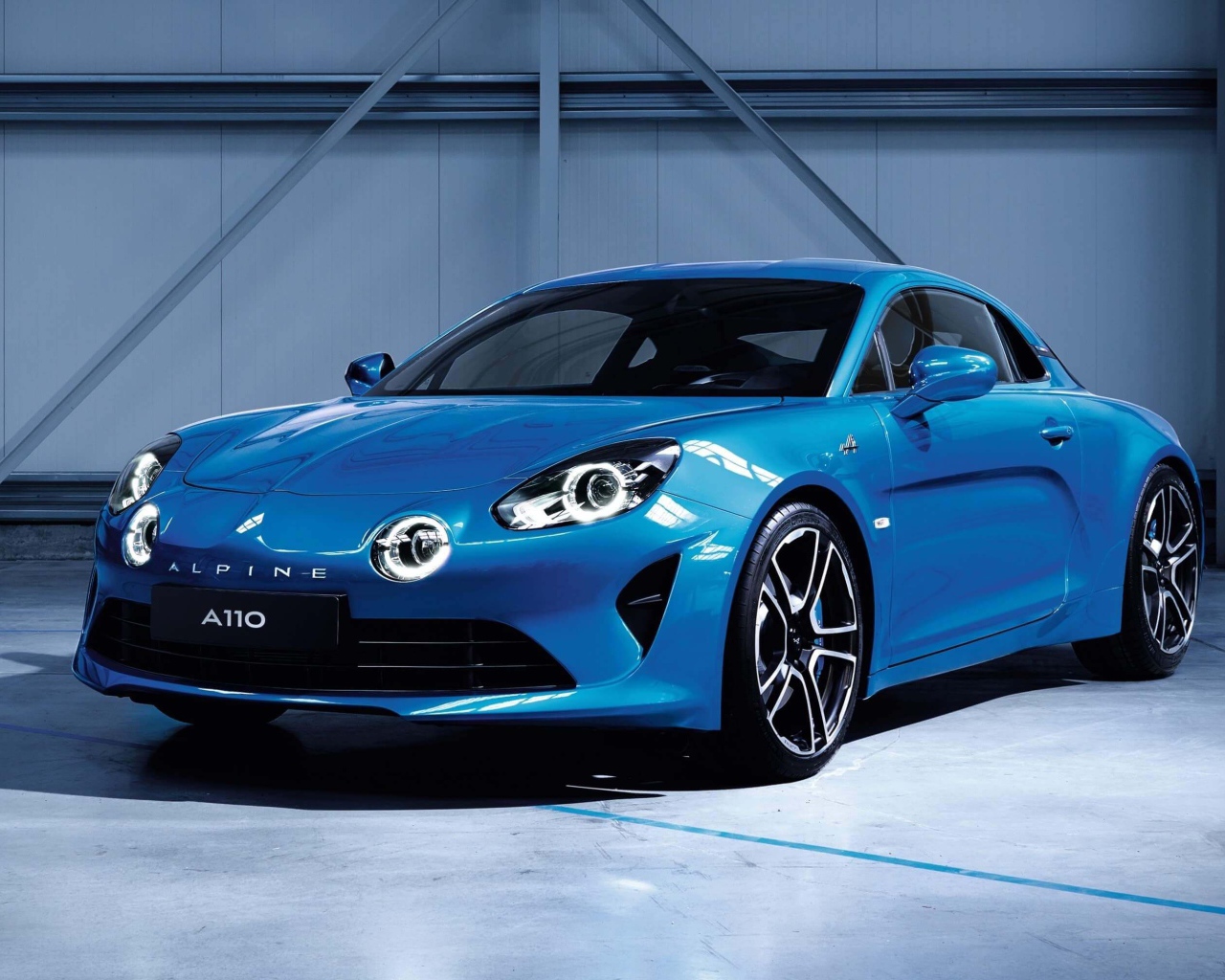 Голубой автомобиль Renault Alpine A110, 2019 года