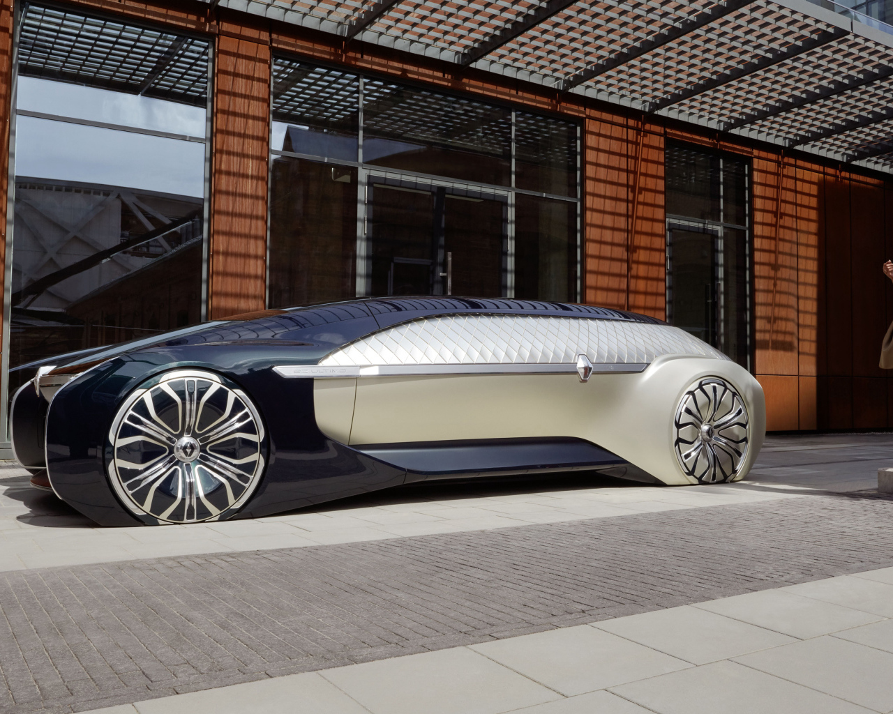 Инновационный автомобиль Renault EZ-Ultimo 2018 у здания