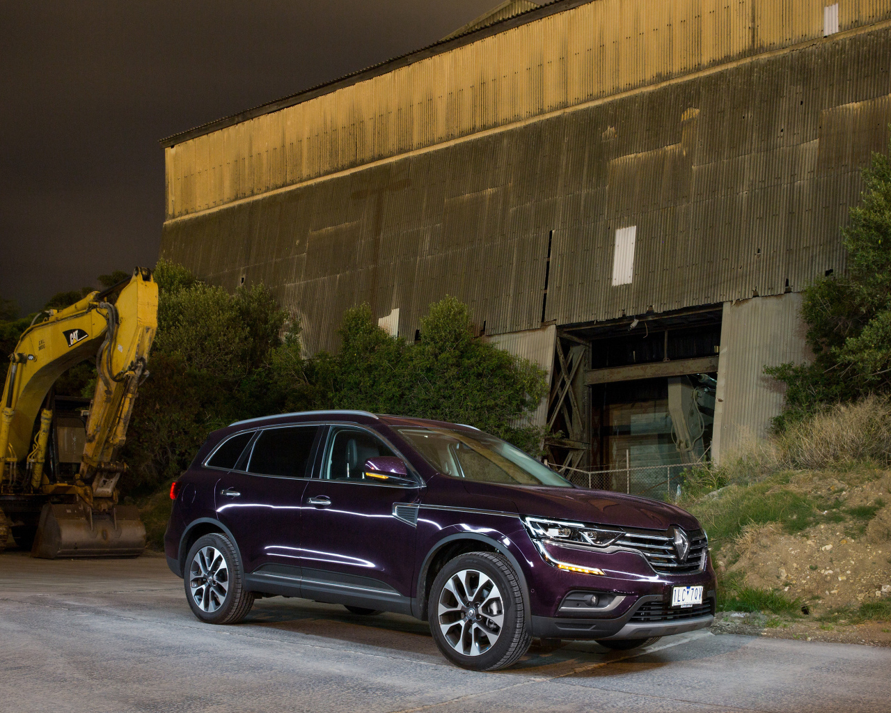 Фиолетовый внедорожник Renault Koleos